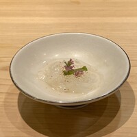 戸越銀座 鮨 ばんど - のれそれ 愛媛 煎り酒
                    この時期に水揚げされる〝のれそれ〟1年ぶりにいただきました♪
                    穴子の稚魚のれそれ、この日は煎り酒に合わせていただきました。
                    トゥルンとした食感が魅力です。
                    