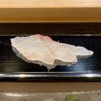 戸越銀座 鮨 ばんど - お造り ヒラメ 青森
                      大きな魚体のヒラメ、透き通る様な身の美しさに脂のり良く、適度な食感があり実に美味しいです♪
                      切り身は3枚ありますから、藻塩、塩、山葵醤油で楽しみました。