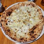 LA PIZZA D'ORO - 4種チーズのピザ