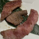 Yakiniku Teppanyaki Nakatsuru - ほぼ脂のかたまりのカルビー・・・
                        
                        すごい雨で中津留さんへ来たけど・・・・・・・