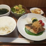 キッチン ブルー グローブ - 鰆ムニエル　白だし仕立て春菊とマスカルポーネのソース