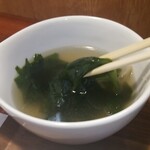 キッチン ブルー グローブ - わかめスープのワカメは多いかと