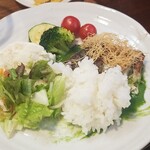 キッチン ブルー グローブ - ご飯、サラダを乗せて