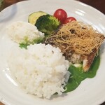 キッチン ブルー グローブ - ご飯を乗せて、ソースを吸わせます