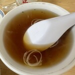 谷ラーメン - チャーハンに付いてきたスープは醤油ベースで塩味も出汁もちょうどよく、熱々で美味しかったです。