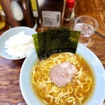 家系ラーメン まこと家 - ラーメン900円、小ライス100円