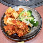 焼肉市場 明月館 - キムチ盛り