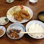 Uogashishiyokudou - カキフライ定食と、旦那からお裾分けでもらったもつ煮（手前真ん中の小皿）。おいしくてこのボリュームなのに閉店なんて…これから先どこに定食食べに行けば…