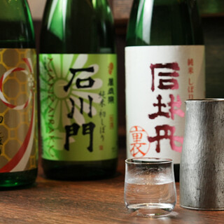 精选能衬托料理的日本酒和葡萄酒。请务必尝试单品无限畅饮