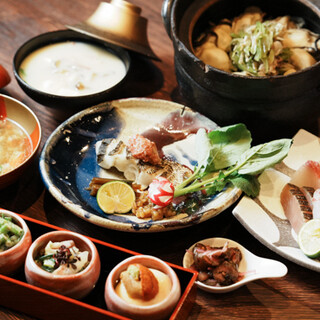 Courses packed with seasonal deliciousness start from 5,500 yen.