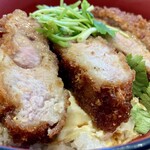 松乃家 - 超厚切りロース焼きかつ 接写。