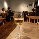 地下バル Cheers FOOD & WINE - 白ワイン 500円