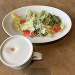 ジョリーパスタ - セットのサラダとカプチーノ。サラダが彩り良いです。素晴らしい