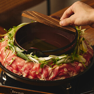 Three types of hot pots are recommended. Enjoy the deliciousness of the ingredients.