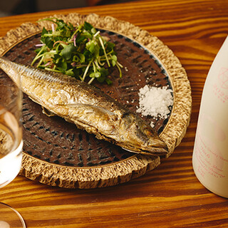 不拘泥于种类，提供与日本酒和葡萄酒相配的珍品