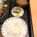 とんかつ和幸 - ご飯、みそ汁、お漬物