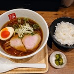 麺処 天川 - 令和6年2月
平日ランチタイム(11:00〜14:00)
白ごはんセット 税込950円
醤油らあめん(あぐー豚チャーシュー 1枚、ネギ、しろな、味玉半分)、白ごはん、漬けもの