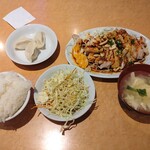 Mara Shisen - 四川風よだれ鶏定食（おかず以外ビュッフェ）。