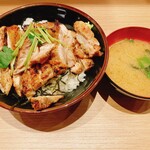 Yakitori No Hinata - 炭火塩焼鳥丼の全景