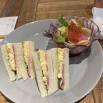 ツリーカフェ - サンドイッチとサラダ