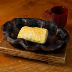 Otoko No Gachinko Chuubou Ougen - 人気のだし巻き卵、お客さまの前でお出汁をかけて一層美味しくなります！
