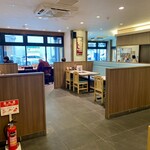 Tonkatsu To Washokuno Mise Chouhachi - 店内もね…ファミレス以上なのよ。
      このテーブル席の他にカウンター席もあって…
      更に奥にまた同様のテーブル席がある。
      昔を知る人間からすれば…どんだけデカいのんw