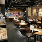 SALVATORE CUOMO & BAR  - 奥に広がる店内。赤く見えるのがピザ窯