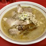 札幌焼き味噌ラーメン みずき - ★味噌チャーシュー麺
            全体的に具のボリュームは少なめ。
            チャーハンを一緒に食べる事を考えると丁度良き♪
            チャーシューは厚めでボリューム有り♪