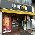 DOUTOR - 目黒駅で所用があり、時間調整でコチラのドトールさんへ。
                        駅直近ということで店内面積は狭く、
                        カウンター席のみ。
                        奥にスモーキングルームがあるから、
                        タバコを吸う人には重宝されるのかも。