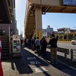ラーメン二郎 - 帰る時は歩道橋の下まで列が連なっていました。