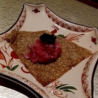 蕎庵 三たて - ガレットの上に鮪のすき身、そしてキャビア。美味いに決まってる。シャンパーニュとの相性抜群。