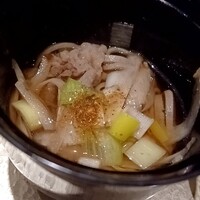 蕎庵 三たて - 熊の肉う薄切りが入った温かい蕎麦。熊肉が甘くて美味しい。