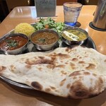 Tandoorbarkamarunigou - 左からミックスシーフード　辛口　チキンキーマカレー　中辛　ダル　ほうれん草入り豆カレー　甘口