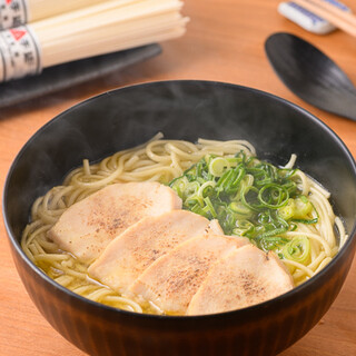 〆にぴったり！特製の濃厚鶏白湯スープ