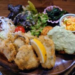 楽彩 - 令和6年2月
ランチタイム(11:30〜14:00)
天然マグロカツと広島産牡蠣フライ定食 税込980円