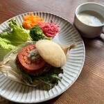 カフェスロー - たかきびハンバーグのヴィーガンバーガー