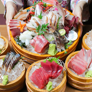 [Assorted sashimi in a bucket] Thick and hearty! Fresh fish from the Sea of Japan