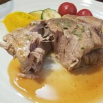 キッチン ブルー グローブ - 豚肩ロース　ポシェをカット