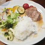 キッチン ブルー グローブ - ご飯、サラダ、お新香を乗せて