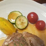 キッチン ブルー グローブ - 備え付け野菜、パンプキンポテサラのアップ