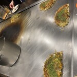 薬研堀 八昌 - お好み焼きそば肉玉、切り分けられた