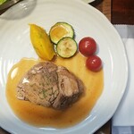 キッチン ブルー グローブ - 上から、ブラッドオレンジのソースが、溢れています