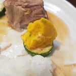 キッチン ブルー グローブ - ズッキーニへポテサラ乗せて