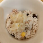 Umami - 濃厚ホタテのumami塩そばのダイブ飯　生ふりかけは柚子風味のイカでした（あっさりあさりのumami塩そばのダイブ飯の生ふりかけとは異なるそうで、それぞれ楽しみですね。）