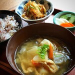 Eggusu Uenosakura Gikafe Andosaron - 一汁一菜。たっぷり根菜の豚汁と十四穀米。ホッとする一品です