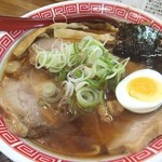 ラーメン 八卦 - 「鶏スープ醤油 豚チャーシュー」
            鶏油が効いたあっさりスープにモチモチの中太縮れ麺。
            チャーシューはあえて豚に変えてもらいました。