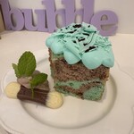 bubble - チョコミントシフォンケーキ
￥700

ふわふわのチョコミントシフォンケーキのトッピングはミントクリーム、ミントチョコフレーク、チョコスプレー
生チョコクルームを付けて味変も絶品です。