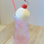 bubble - ローズレモンクリームソーダ
酸味強めのスッキリしたソーダに
バニラアイス 可愛いし美味しです