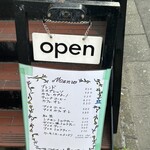 カフェ GOTO - 階段下にあります。