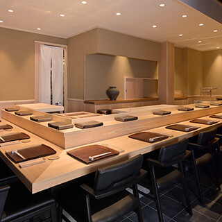 神楽坂駅徒歩1分の場所に佇む大人の隠れ家◎高級感あふれる店内